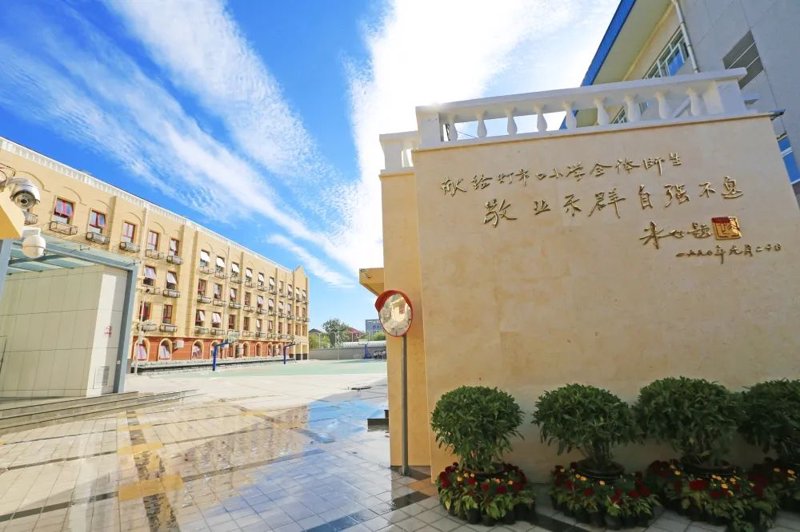 如何撰写一份生动有趣的综合评语？这是一门艺术，也是对学生的深入了解。