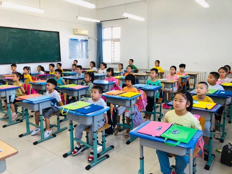如何让小学生的暑假生活更加充实有趣?语文暑假课程辅导是不错的选择。今天,我们就来聊聊如何通过趣味活动和科学规划,帮助孩子们度过一个有意义的假期。